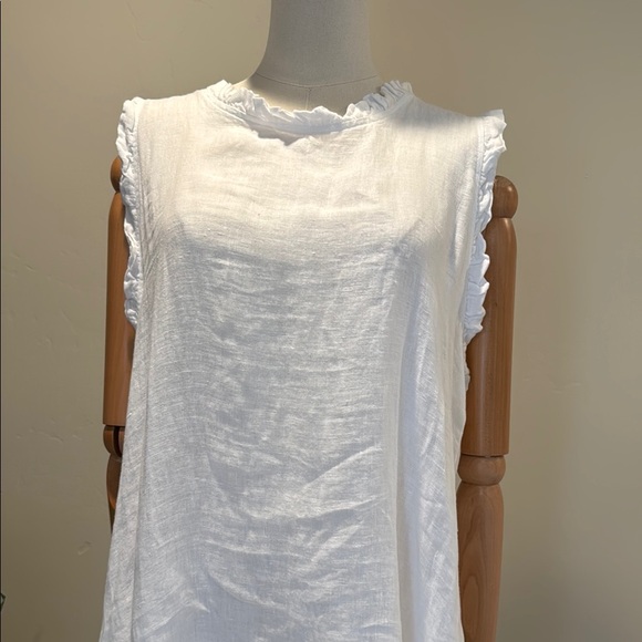 Elegant White Sleeveless Dress - Picture 5 of 9